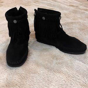Minnetonka High Top Back Zip Boots